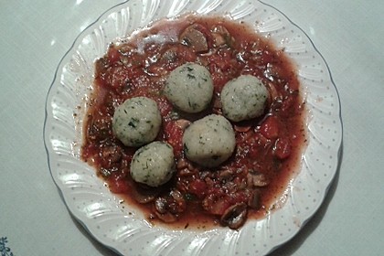 Kräuterknödel mit Tomaten - Champignon - Soße 2