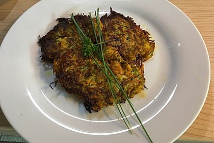 Zucchini-Möhren Puffer mit Kräuter-Joghurt Creme 43