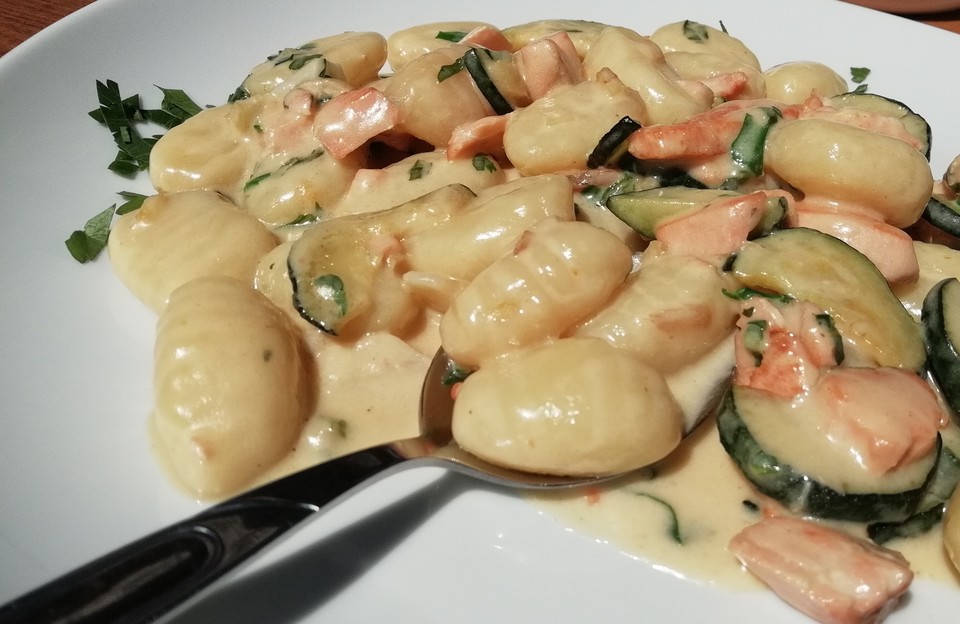 Gnocchipfanne mit Lachs, grünem Spargel und Zucchini von dodith ...