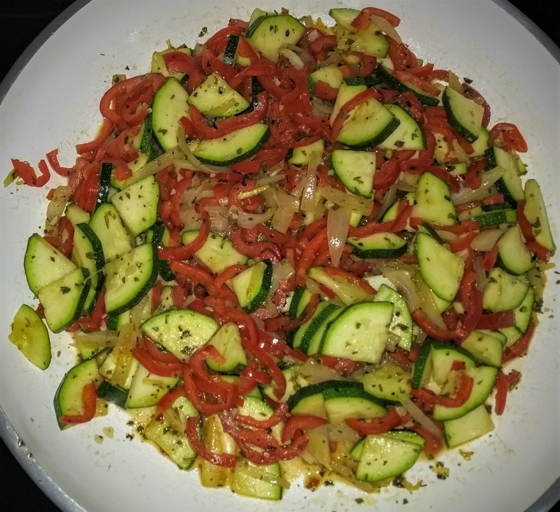 Zucchini-Spitzpaprika-Pfanne von zuiko | Chefkoch.de