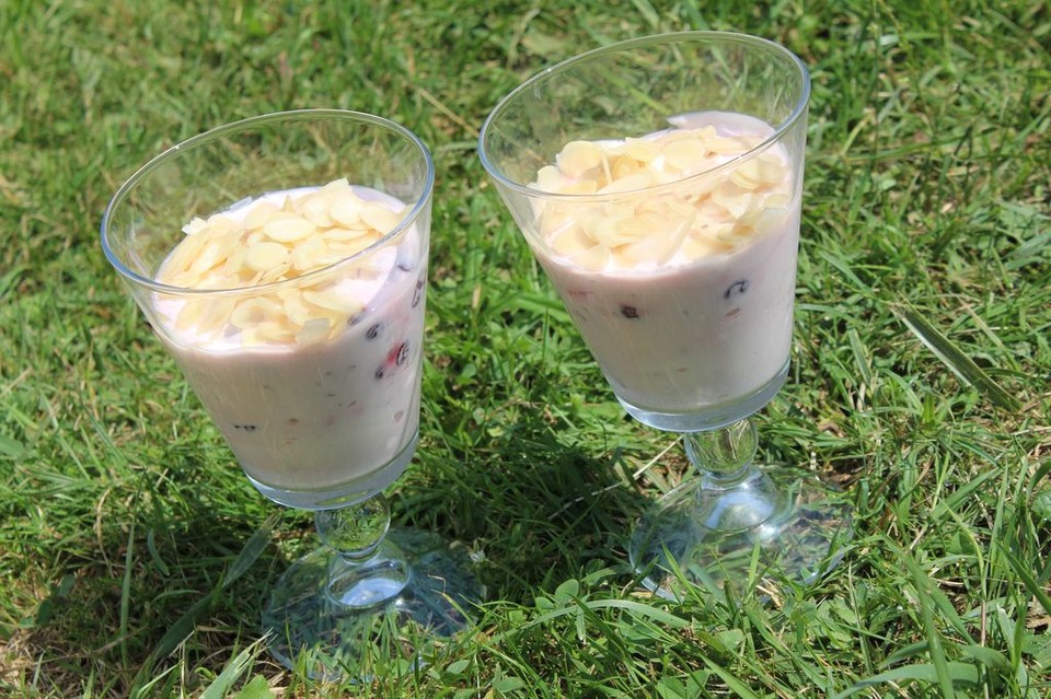 Kirsch-Stracciatella-Joghurt mit Mandeltopping von patty89 | Chefkoch.de Kirsch-Stracciatella-Joghurt mit Mandeltopping von patty89 | Chefkoch.de