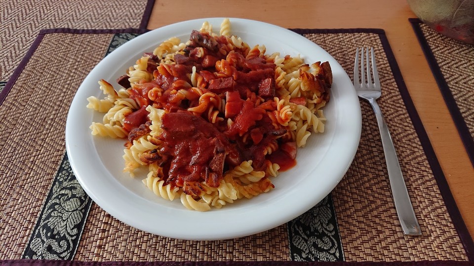 Nudeln mit Fleischwurst und Tomatensoße von PuengJai | Chefkoch.de