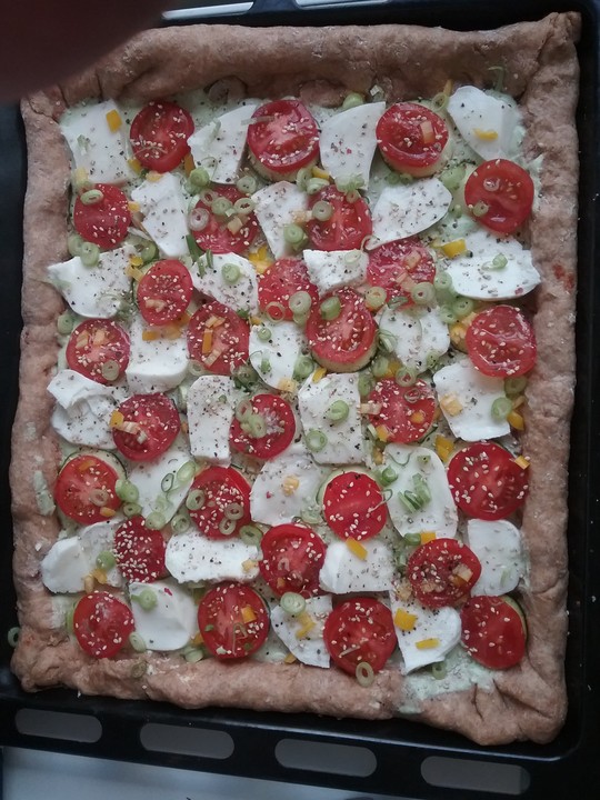 Tomaten-Zucchini-Mozzarella-Pizza mit Käserand von Spielengel8099 ...