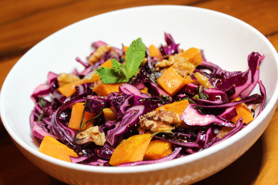 Salat aus gerösteten Süßkartoffeln und Walnüssen mit frischer Minze von ...