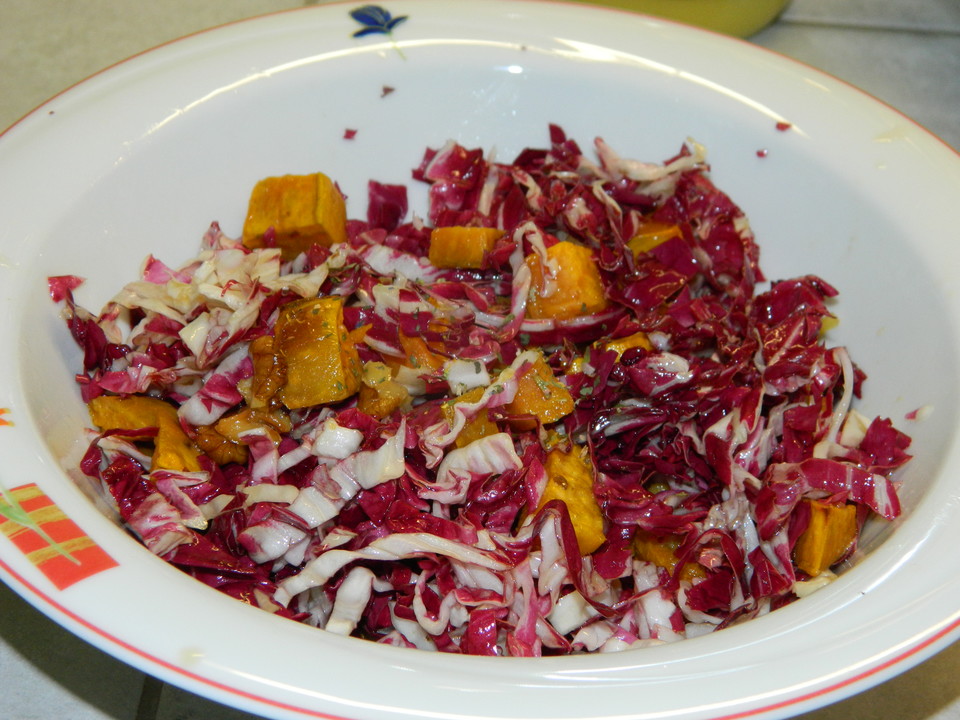 Salat aus gerösteten Süßkartoffeln und Walnüssen mit frischer Minze von ...