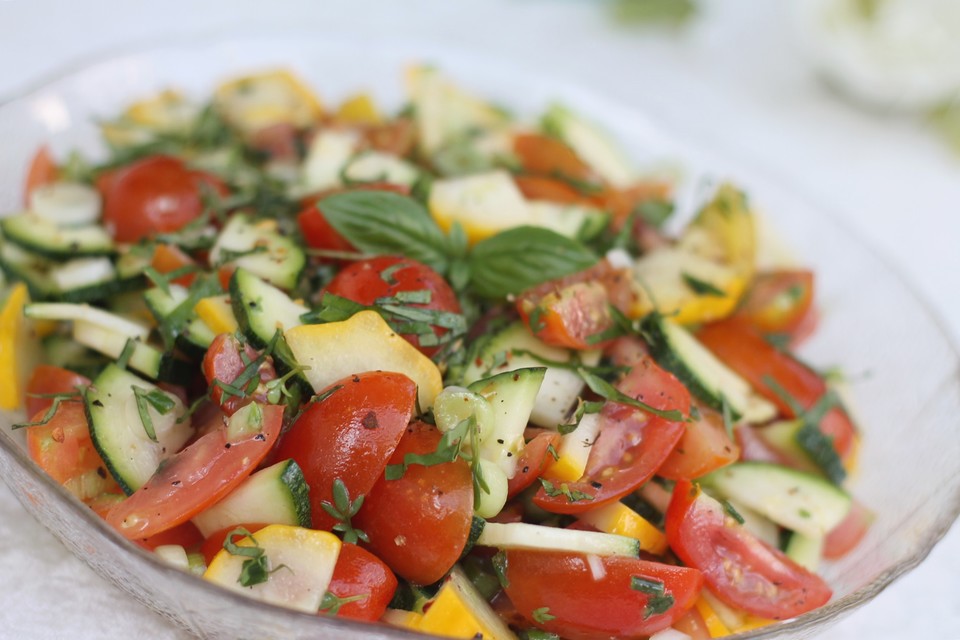 Bunter Tomaten-Zucchini-Salat von ManuGro | Chefkoch.de