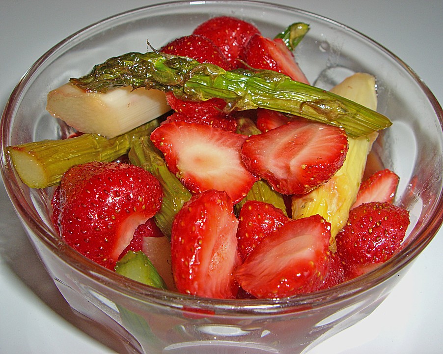 Karamellisierter Spargel mit Erdbeeren und Vanilleeis von gypsy0201 ...