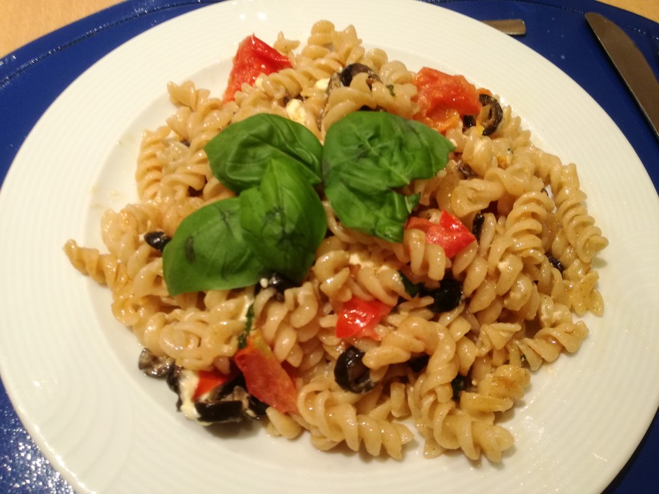 Nudeln mit Tomaten, Schafskäse und Oliven von vintoria | Chefkoch.de