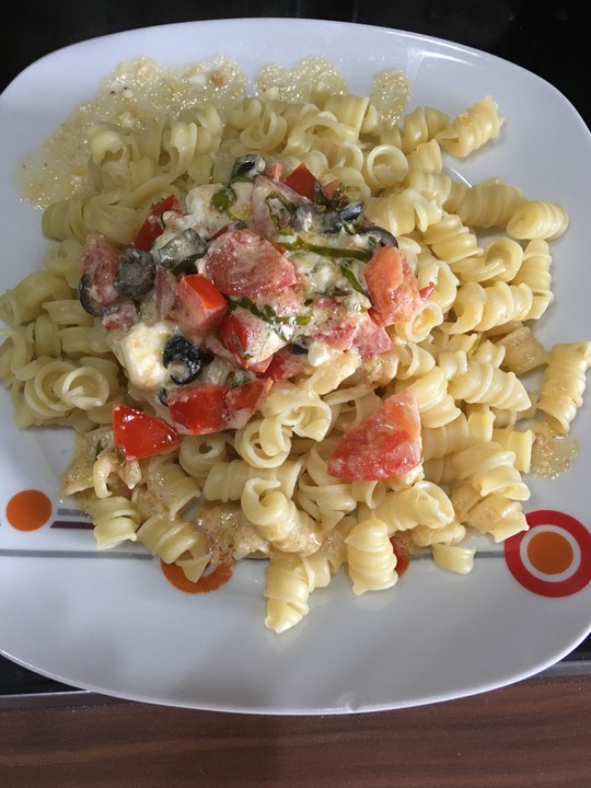Nudeln mit Tomaten, Schafskäse und Oliven von vintoria | Chefkoch.de