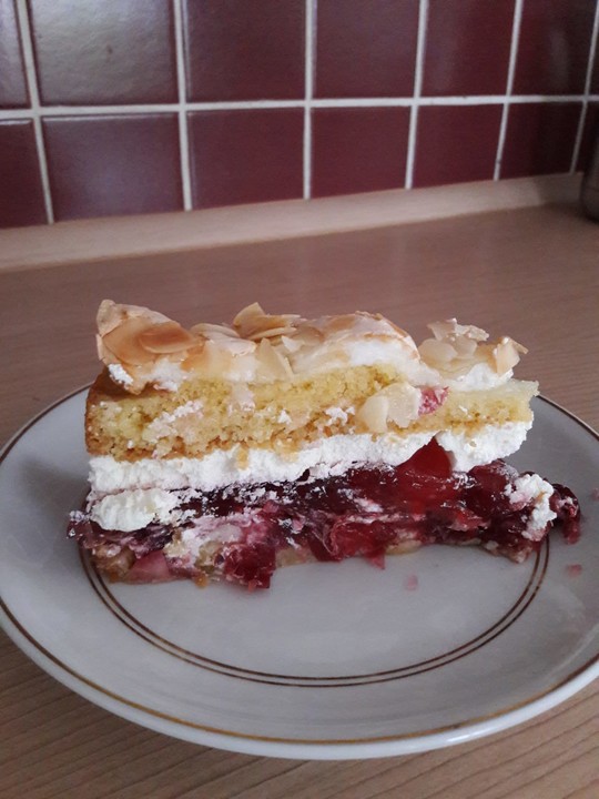 Stachelbeer - Sahne - Baiser - Torte von schrat | Chefkoch.de