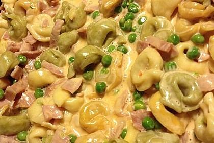 Tortellini in Schinken - Sahnesauce mit Erbsen