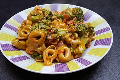 Tortellini in Schinken - Sahnesauce mit Erbsen 9