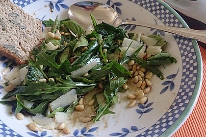 Rucola - Basilikum - Salat mit Pinienkernen und Parmesan 14