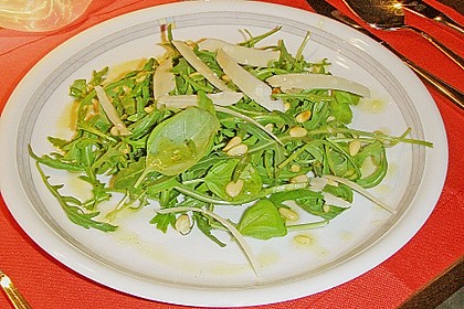 Rucola - Basilikum - Salat mit Pinienkernen und Parmesan 30