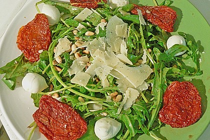 Rucola - Basilikum - Salat mit Pinienkernen und Parmesan 27