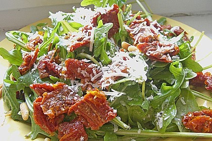 Rucola - Basilikum - Salat mit Pinienkernen und Parmesan 17