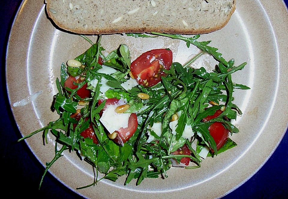 Rucola - Basilikum - Salat mit Pinienkernen und Parmesan von Ingrid_R ...