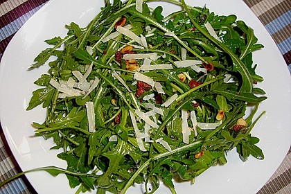 Rucola - Basilikum - Salat mit Pinienkernen und Parmesan 7
