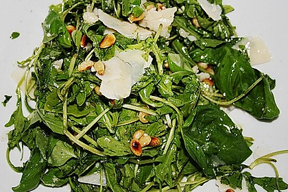 Rucola - Basilikum - Salat mit Pinienkernen und Parmesan 29