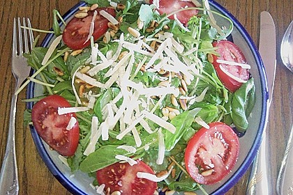 Rucola - Basilikum - Salat mit Pinienkernen und Parmesan 25