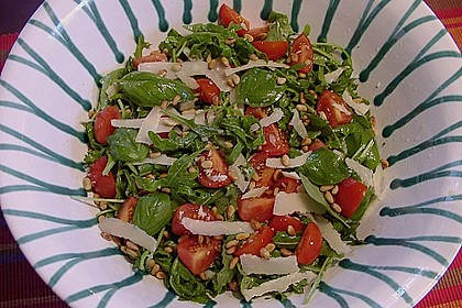 Rucola - Basilikum - Salat mit Pinienkernen und Parmesan 10