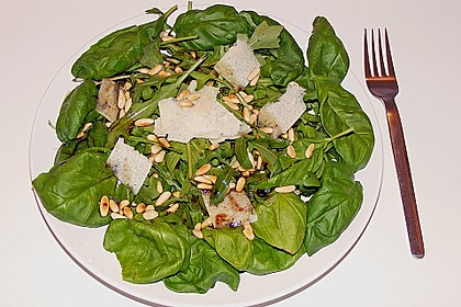 Rucola - Basilikum - Salat mit Pinienkernen und Parmesan 23