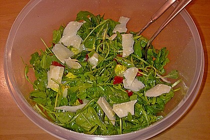 Rucola - Basilikum - Salat mit Pinienkernen und Parmesan 19