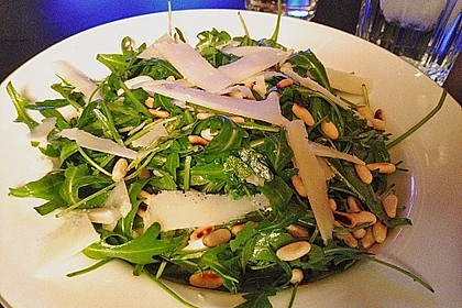 Rucola - Basilikum - Salat mit Pinienkernen und Parmesan 18