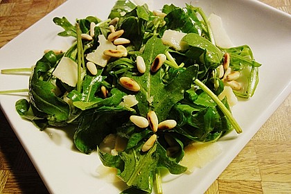 Rucola - Basilikum - Salat mit Pinienkernen und Parmesan 2