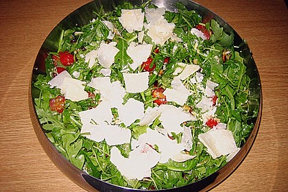Rucola - Basilikum - Salat mit Pinienkernen und Parmesan 33