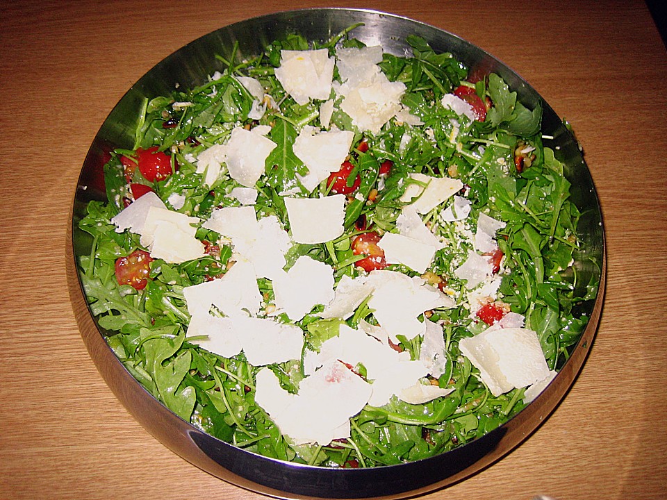 Rucola - Basilikum - Salat mit Pinienkernen und Parmesan von Ingrid_R ...