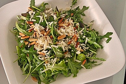Rucola - Basilikum - Salat mit Pinienkernen und Parmesan 13