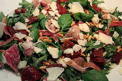 Rucola - Basilikum - Salat mit Pinienkernen und Parmesan 5