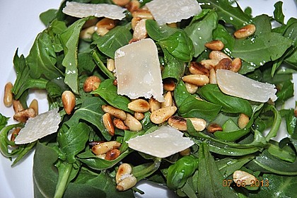 Rucola - Basilikum - Salat mit Pinienkernen und Parmesan 4