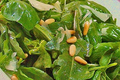 Rucola - Basilikum - Salat mit Pinienkernen und Parmesan 24
