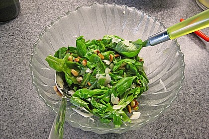 Rucola - Basilikum - Salat mit Pinienkernen und Parmesan 22