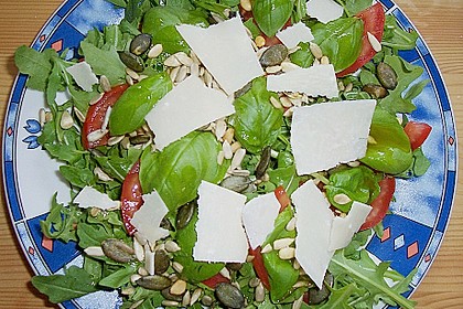 Rucola - Basilikum - Salat mit Pinienkernen und Parmesan 28