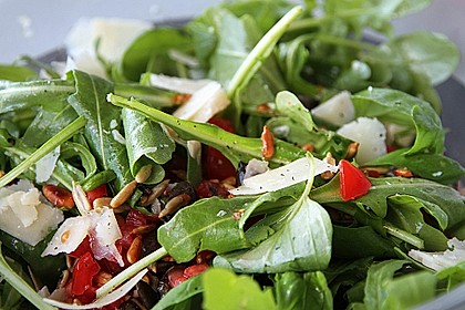 Rucola - Basilikum - Salat mit Pinienkernen und Parmesan 3