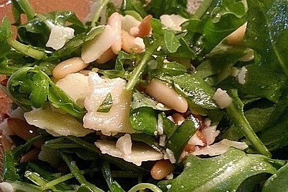 Rucola - Basilikum - Salat mit Pinienkernen und Parmesan 8