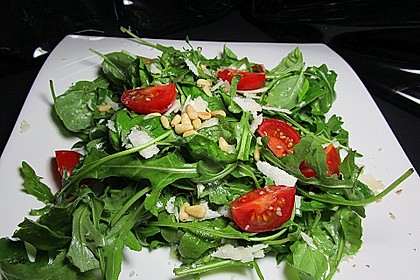 Rucola - Basilikum - Salat mit Pinienkernen und Parmesan