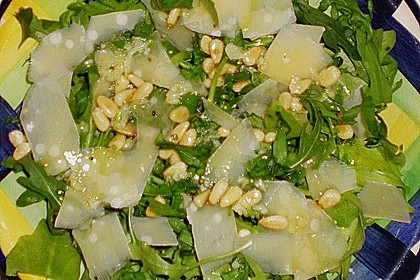 Rucola - Basilikum - Salat mit Pinienkernen und Parmesan 21