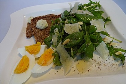 Rucola - Basilikum - Salat mit Pinienkernen und Parmesan 1