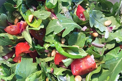 Rucola - Basilikum - Salat mit Pinienkernen und Parmesan 16