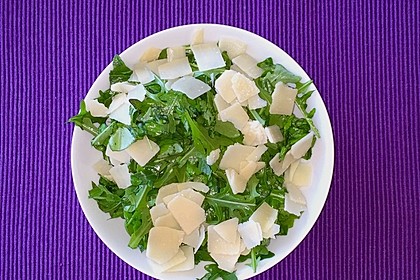 Rucola - Basilikum - Salat mit Pinienkernen und Parmesan 20