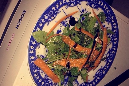 Rucola - Basilikum - Salat mit Pinienkernen und Parmesan 37