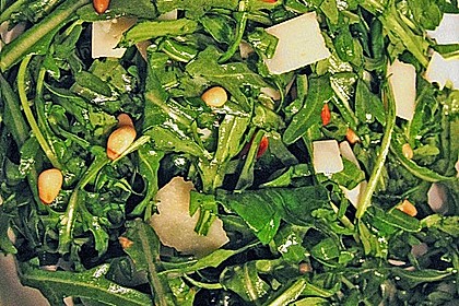 Rucola - Basilikum - Salat mit Pinienkernen und Parmesan 32