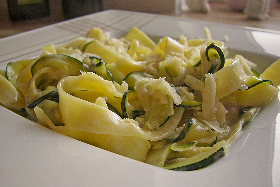 Bandnudeln mit Zucchini in Safransauce von SteffyPeter | Chefkoch.de