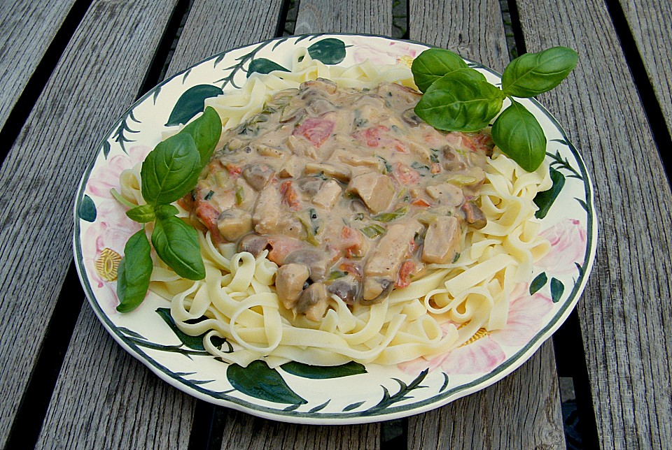 Puten - Tomaten - Ragout mit Nudeln von hobbykoechin | Chefkoch.de