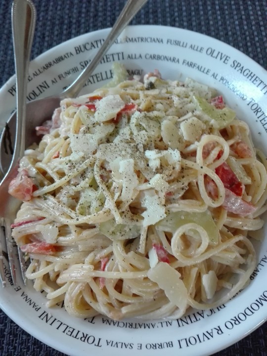 Spaghetti in Feta-Tomate-Gurken-Sauce von lecka-maus | Chefkoch.de