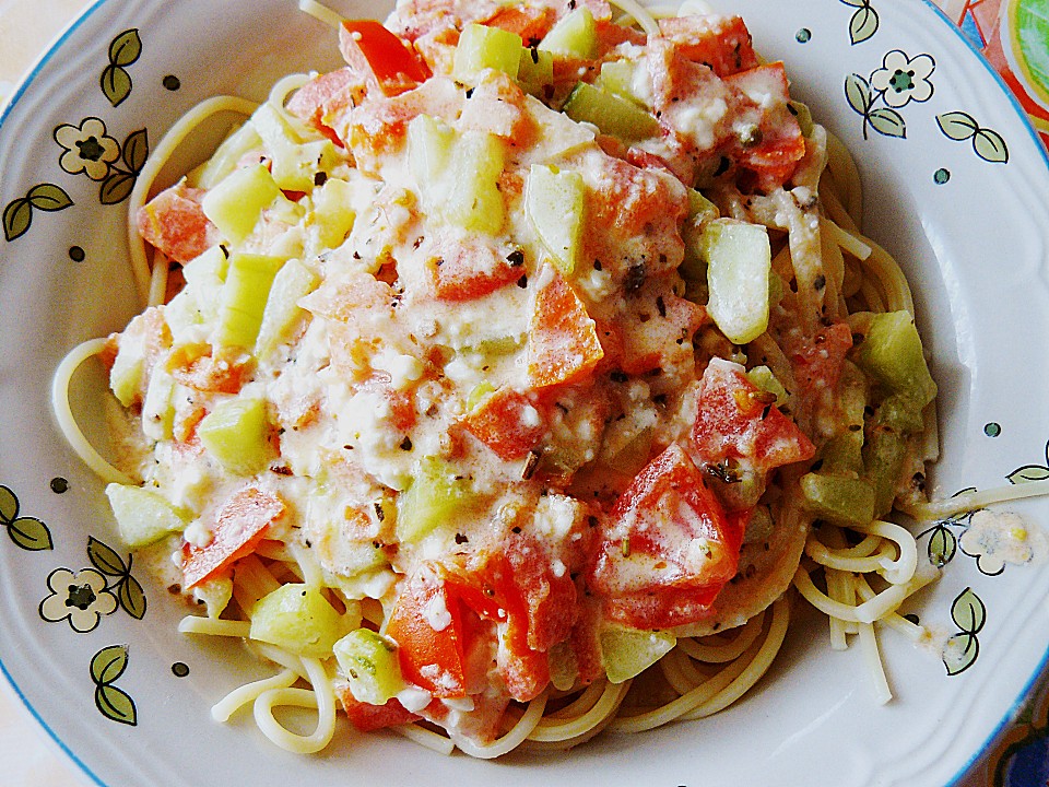 Spaghetti in Feta-Tomate-Gurken-Sauce von lecka-maus | Chefkoch.de
